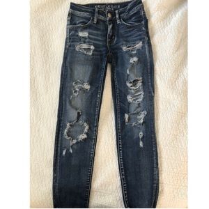 American Eagle cropped distressed jeans👖